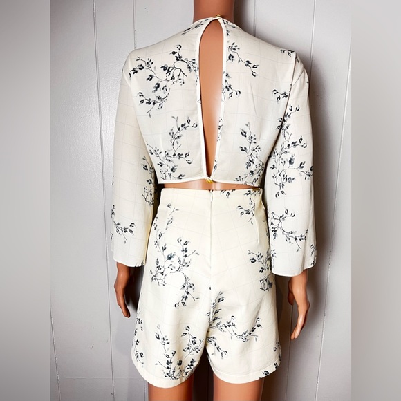 LANÇA PERFUME- Foreign brand -Romper- Size: L - side cuts - Spanish Motive - Picture 7 of 9